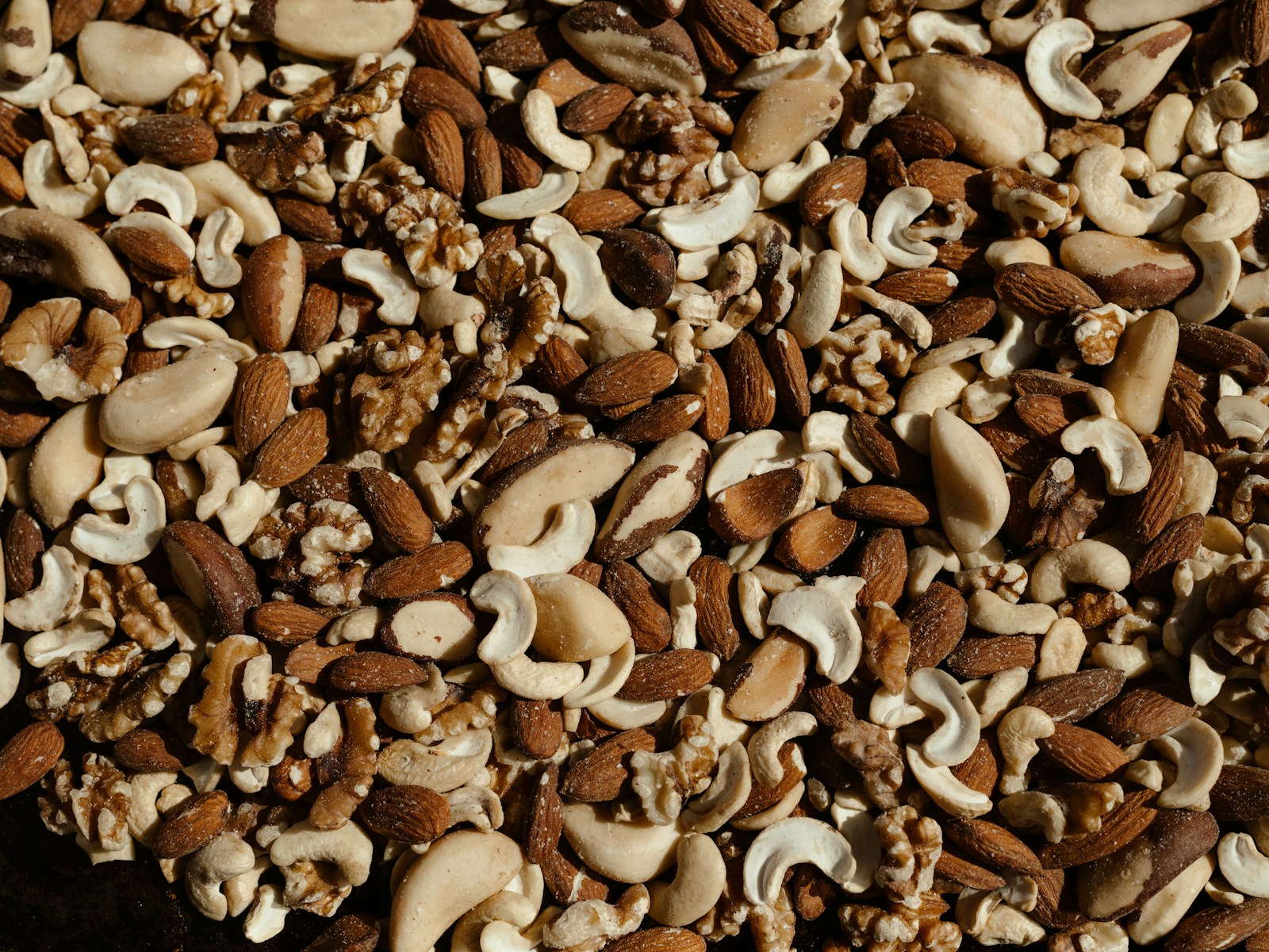 Een mix van amandelen, cashewnoten, walnoten en paranoten